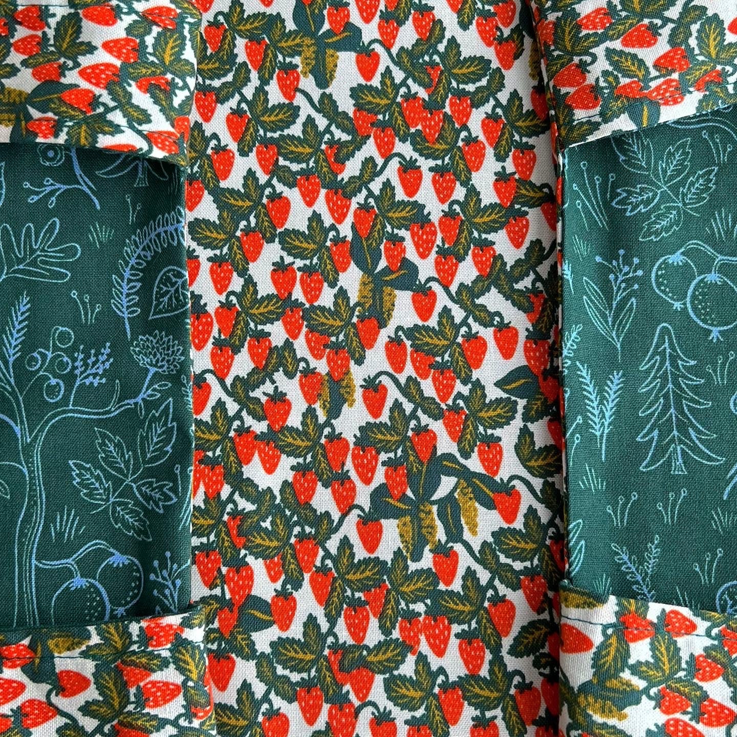 Pie / Casserole Carrier "Forest and strawberries"